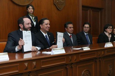 JORGE OLVERA Y GASCA PLIEGO FIRMAN CONVENIO