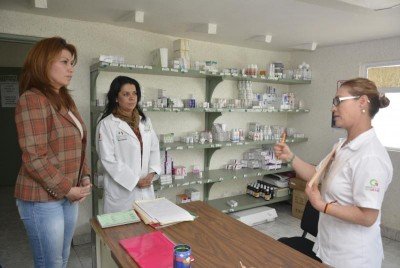 OLGA PEREZ ENTREGA EQUIPO MEDICO