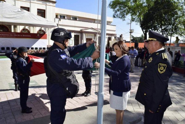 OLGA HERNANDEZ DIA DE LA BANDERA