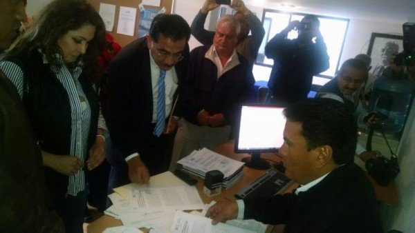 MONICA DENUNCIA A GENARO