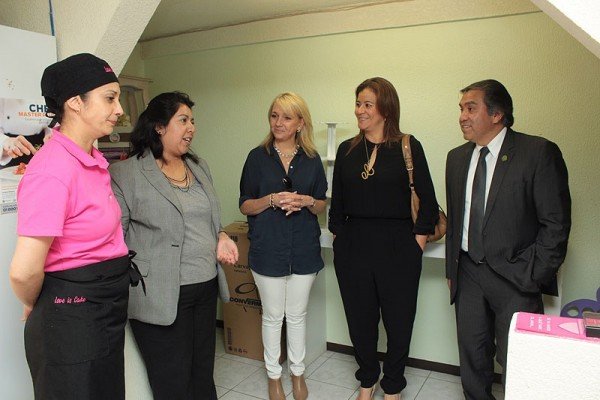 BARUCH DELGADO RECONOCE A MUJERES
