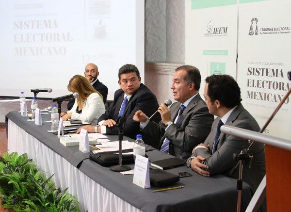 PRENSENTACION DE LIBRO DE LUIS CARLOS UGALDE