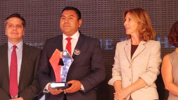 ALCALDES DE MEXICO PREMIA A BRAULIO ALVAREZ