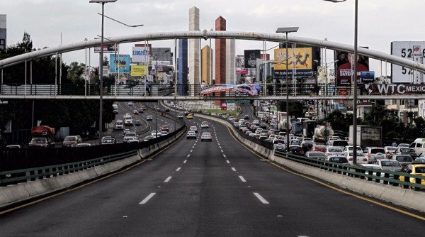 MEX02. NAUCALPAN (MÉXICO), 18/05/2015.- Vista general hoy, lunes 18 de mayo de 2015, de un tramo de la estructura del Viaducto Bicentenario en el Estado de México, operado por la empresa OHL. Las consecuencias del escándalo por el presunto sobreprecio en las cuotas de peaje en una autopista construida y operada por la empresa OHL México trascendieron el ámbito económico y llegaron al terreno político con la caída de un funcionario del central Estado de México. EFE/Jorge Núñez