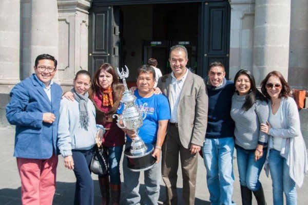 LLEGA TROFEO A LA SALA DE PRENSA