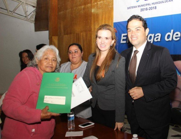 DIF HUIXQUILUCAN ENTREGA TESTAMENTOS