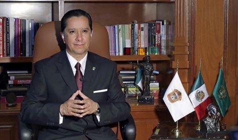 JORGE OLVERA sentado