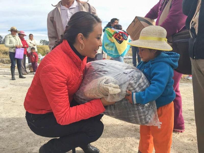 LETICIA MEJIA ENTREGA PAQUETES INVERNALES