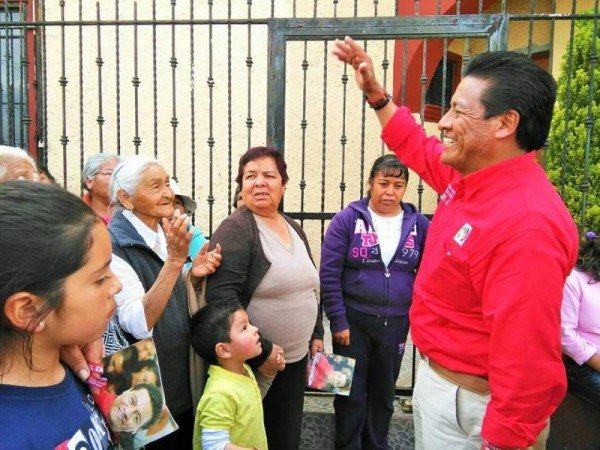 MANUEL CASTREJON PIDE EL VOTO CASA POR CASA