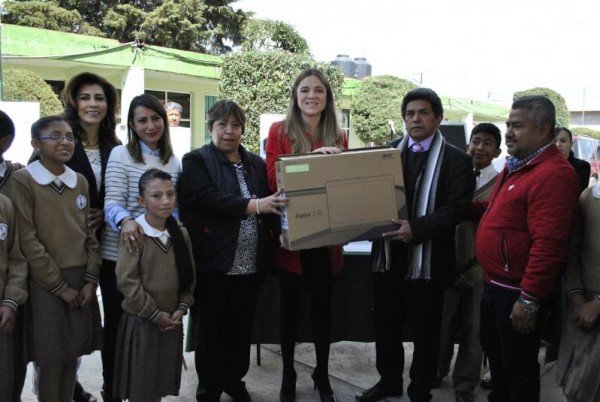 RECIBEN ESCUELAS EQUIPO E INFRAESTRUCTURA