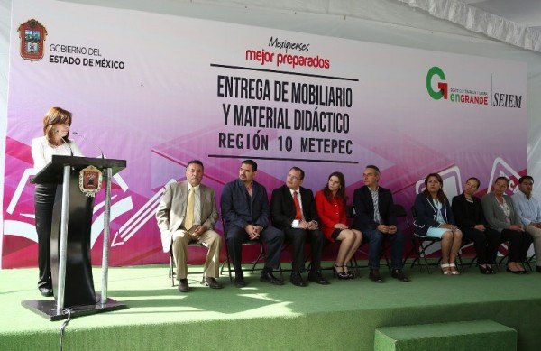 ENTREGA DE MOBILIARIO A ESCUELAS