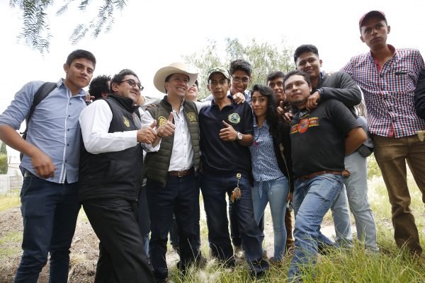 Así lo afirmó el rector de la UAEM, Jorge Olvera García, quien en respuesta al compromiso adquirido con la comunidad del Centro Universitario UAEM Zumpango, colocó la primera piedra del Hotel Escuela de este espacio universitario.