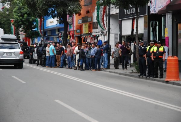 Comerciantes denuncian agresiones y extorsiones de policías municipales y verificadores de Toluca