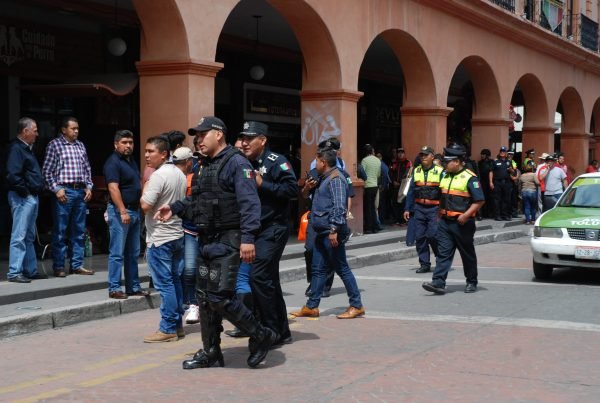 Comerciantes denuncian agresiones y extorsiones de policías municipales y verificadores de Toluca
