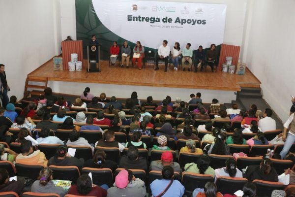 El alcalde David López Cárdenas y el regidor Ernesto Nemer Monroy entregan materiales de construcción.