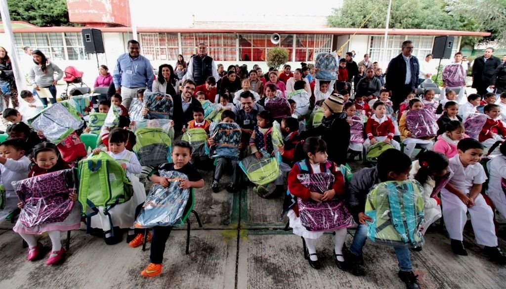 Con la donación de mochilas la empresa Costco con sede en Metepec benefició a 395 niños.