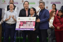 En el acto, el gobernador del Estado de México, Eruviel Ávila Villegas, firmó una iniciativa de ley, para reformar la Ley de Discapacidad, con el fin de que gente de talla pequeña tenga acceso a programas y beneficios sociales.