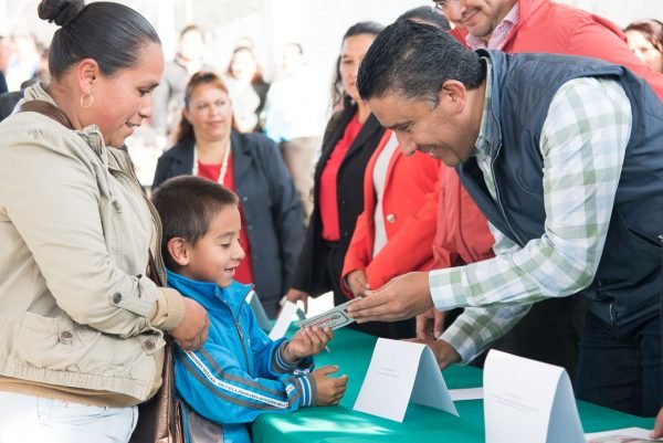 Entregaron vales de útiles escolares a estudiantes de Texcaltitlán, Almoloya de Alquisiras y Sultepec.
