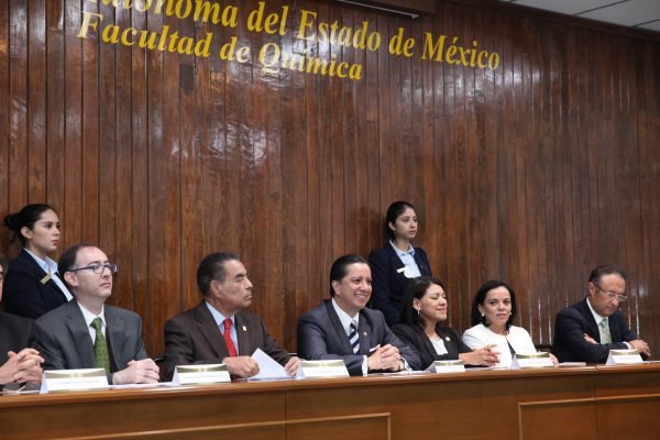 El rector puntualizó que “la idea es que los motivos económicos no sean la causa por la cual algún alumno se quede sin estudiar, titularse o realizar una estancia académica en el extranjero”.
