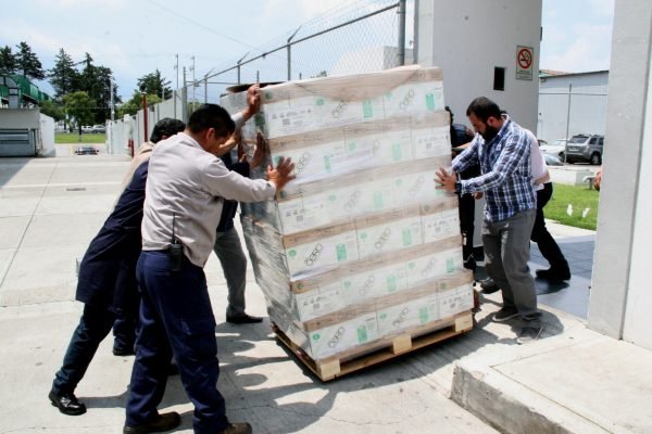 La empresa Bio-Pappel S.A.B. de C.V. entregó al IEEM 540 cajas de papel bond “Hoja Cero” tamaño carta, el cual es elaborado 100% con fibras de papel reciclado, bajo procesos que protegen y conservan el medio ambiente.
