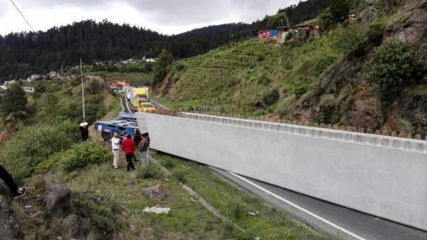 Operadores de camiones de carga y pasajeros fueron los principales afectados pues estuvieron en el lugar más de cuatro horas.
