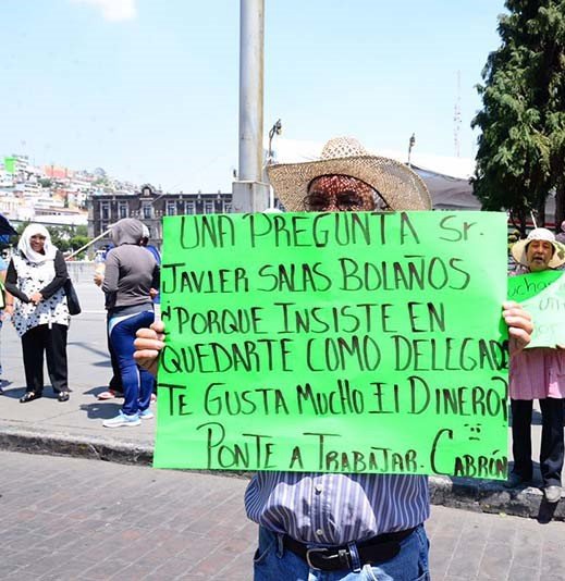 Unos días antes de que Salas Bolaños asumiera la delegación de Tlacotepec, un grupo de pobladores se manifestaron frente al palacio del ayuntamiento con el argumento de que para ganar, Salas Bolaños, realizó compra de votos