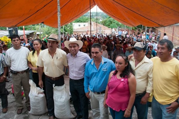 En gira de trabajo, el diputado Arturo Piña (PRD) también participó en el arranque de obras de pavimentación en Villa de Allende.