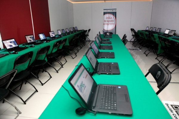Entregan 250 constancias de primaria y secundaria e inauguran sede de Programa Especial de Certificación (PEC).