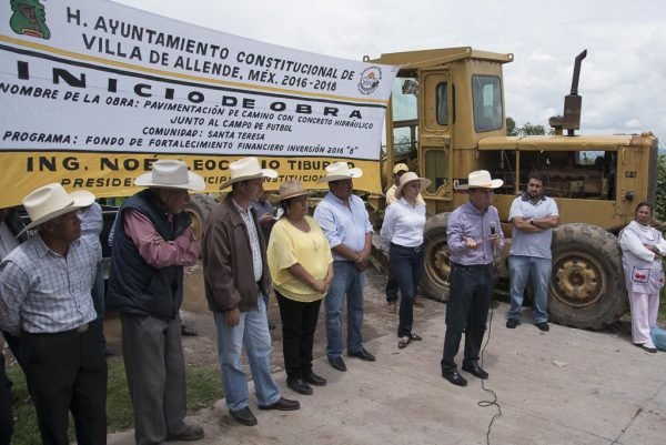 El legislador del PRD dio el banderazo de salida a los trabajos de pavimentación en las comunidades de Mesas de Zacango, San Felipe Santiago y Santa Teresa.