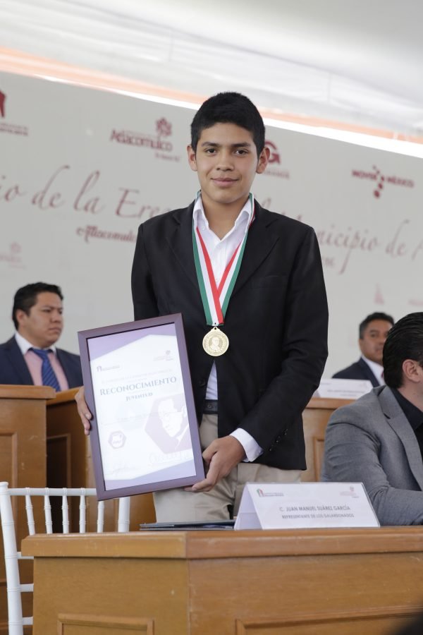 Desde sus estudios de nivel básico, Juan Manuel Suárez García, alumno de la Escuela Preparatoria de la UAEM, se distingue por su alto rendimiento académico y sobresale en las áreas de la ciencia, la cultura y el deporte.