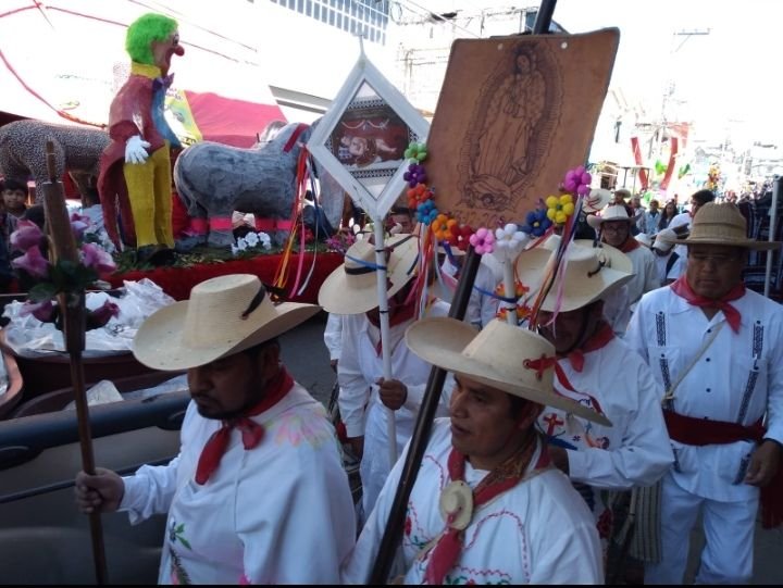 Pasean Carros Alegóricos En Gualupita En Honor A La Virgen De Guadalupe Diario Evolución